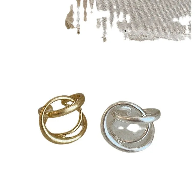 Women's geometric open ring with 3D interlaced pattern in matte metal with gold plating