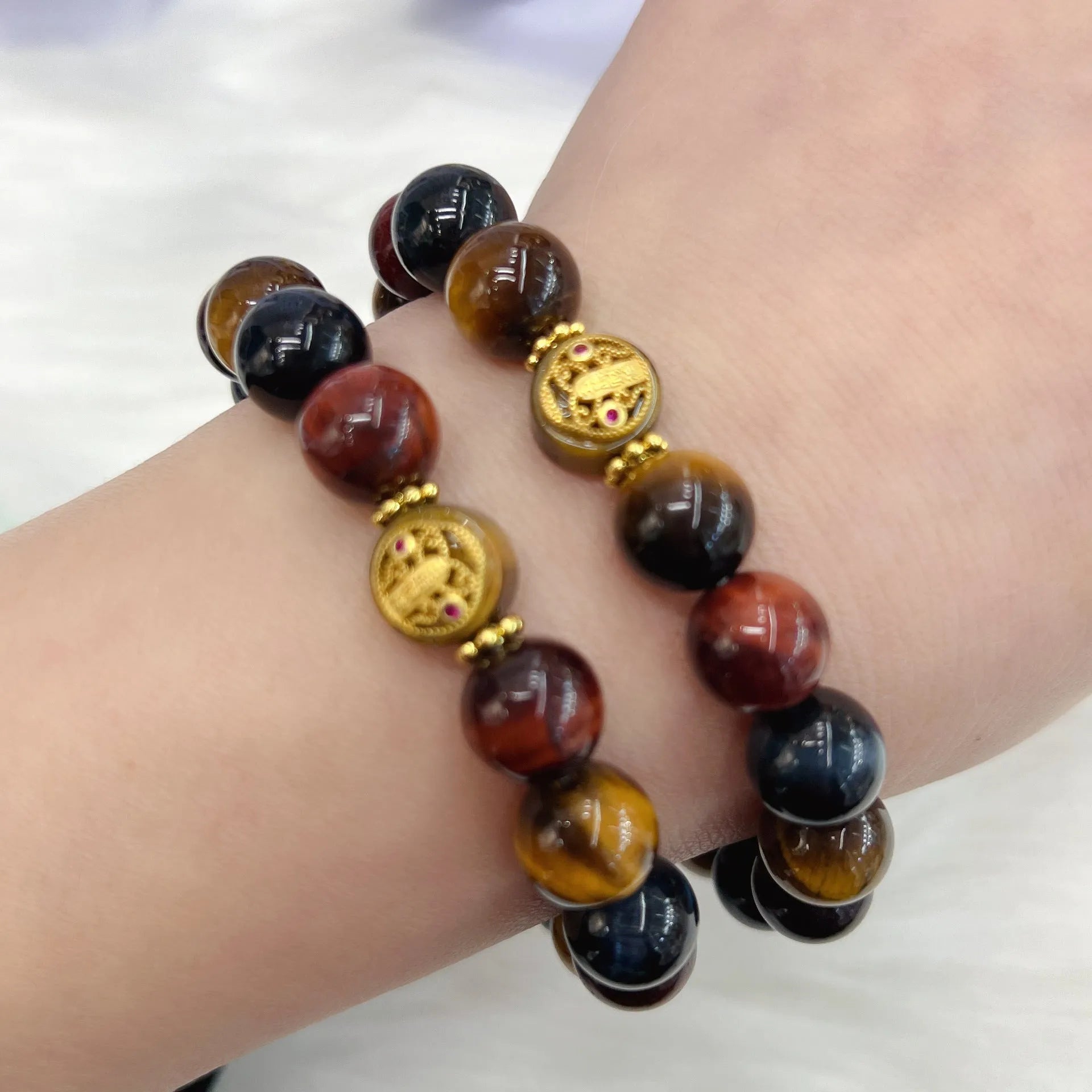 Natural tiger eye bracelet with loose round beads on 18cm long chain, Maillard style adjustable closure