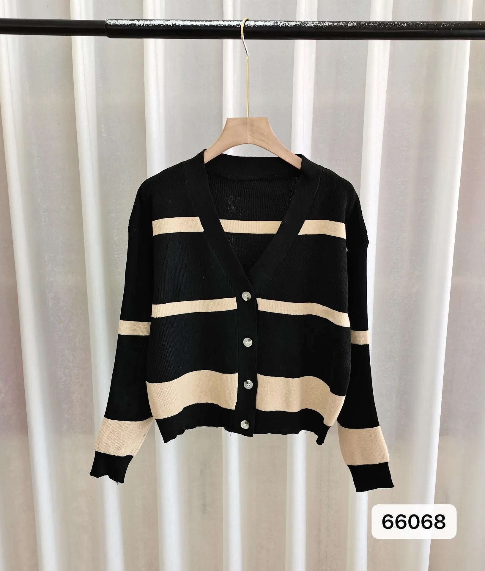 Women's knitted cardigan with 3D stripe pattern in V-neck slim fit design