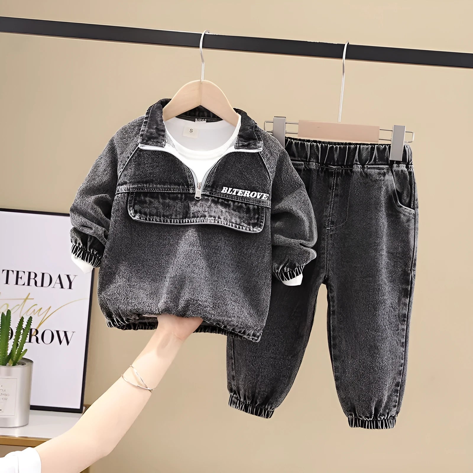 Boys black and blue denim two-piece suit set with long sleeves in Korean style children's clothing