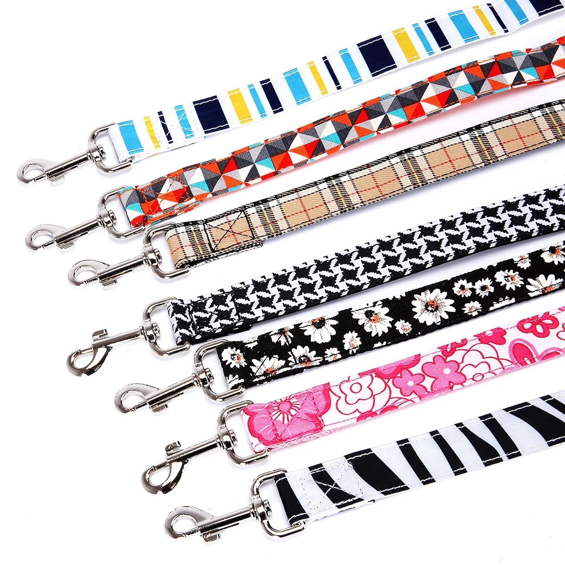 Black pet hand holding traction rope with plaid stripe design measuring 120cm in length