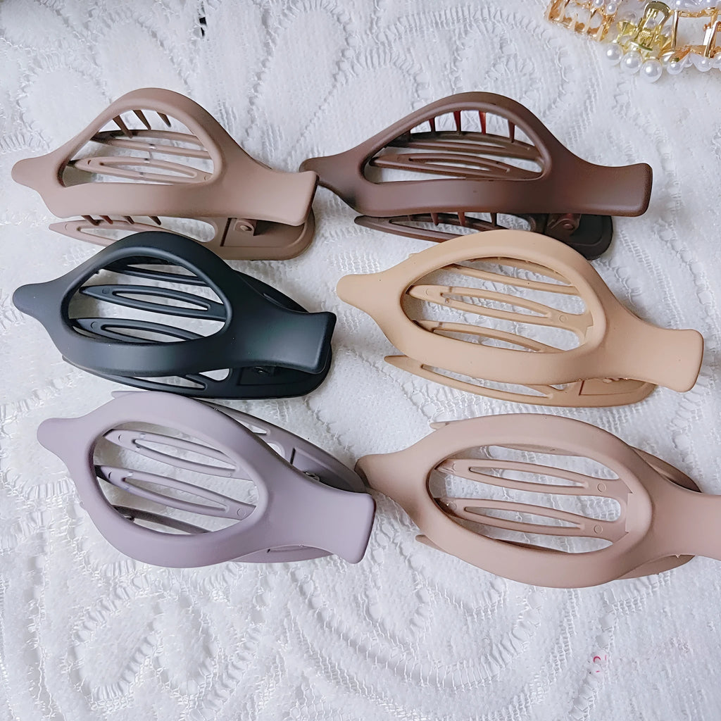 Six simple quadrilateral hair clips with frosted finish in nude and rose red colours