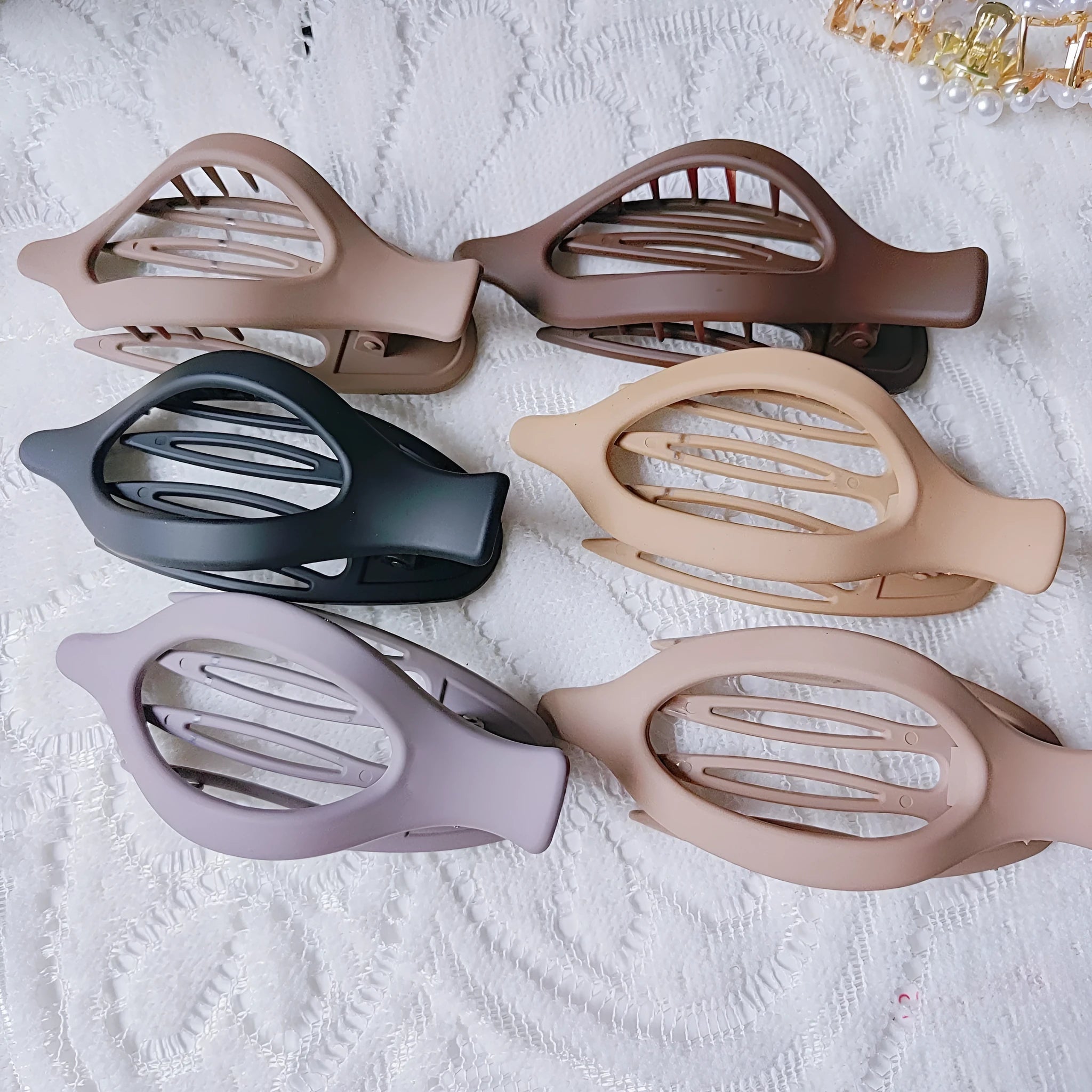 Six simple quadrilateral hair clips with frosted finish in nude and rose red colours