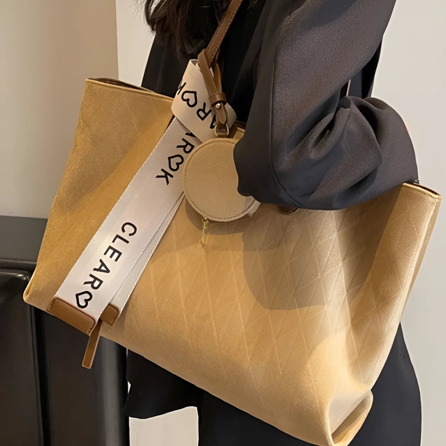 Casual large capacity polyester tote bag with horizontal square shape and shoulder strap