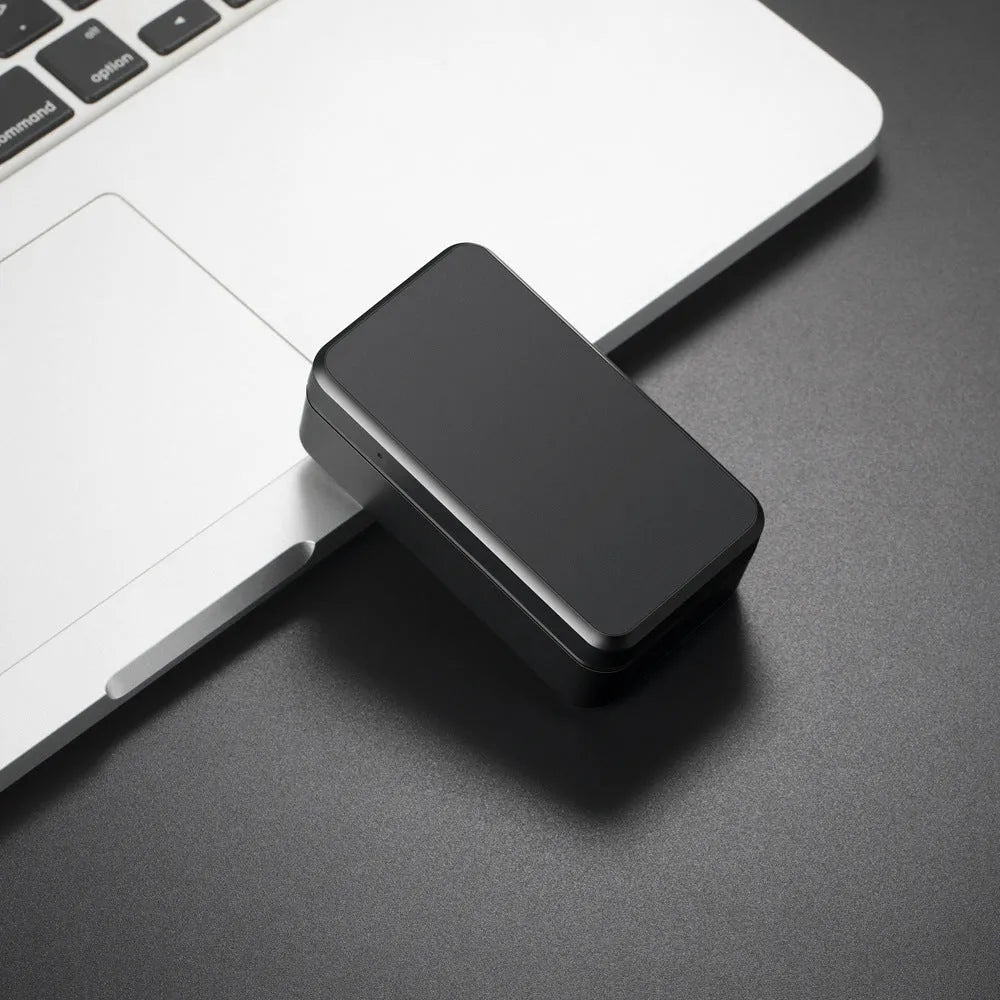 Black GPS vehicle wireless locator with ABS casing and dry battery power