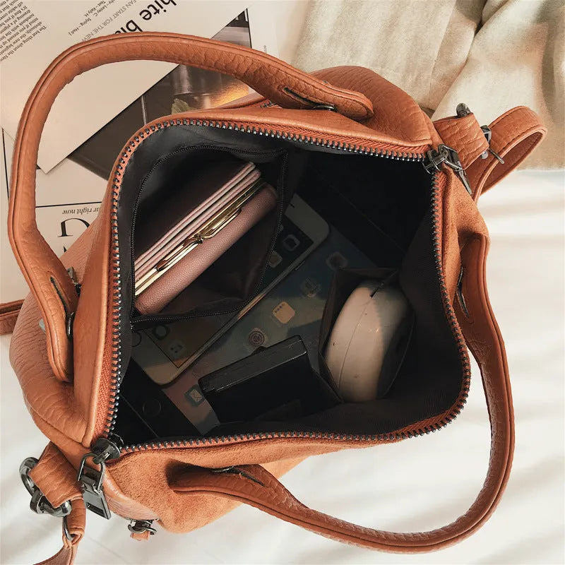 Casual large tote shoulder bag for women in soft PU leather, black colour, smooth zipper, high-quality hardware