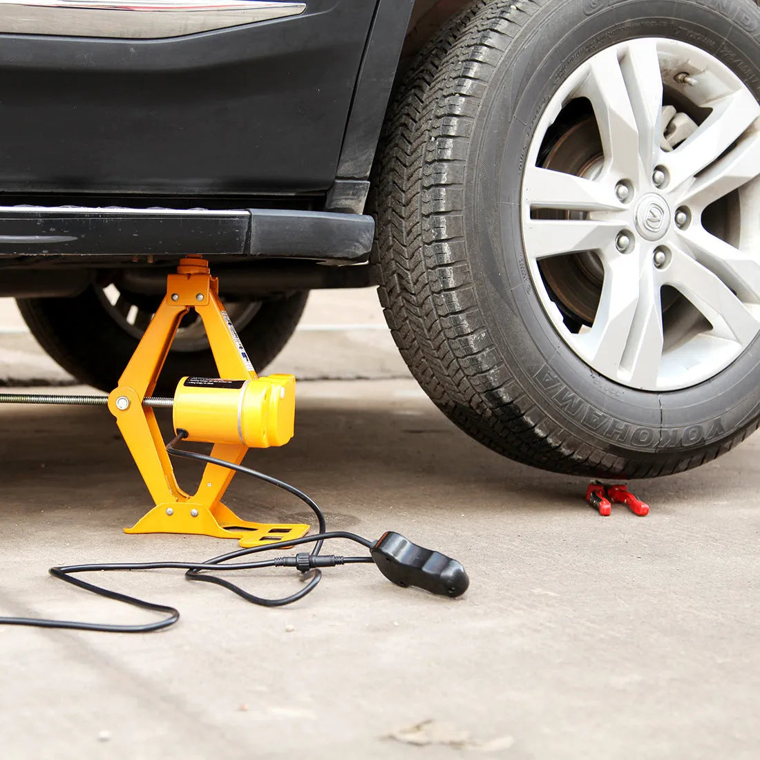 Hydraulic electric vehicle jack with 2-tonne capacity and 100W motor for car maintenance