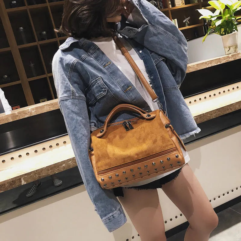 Casual large tote shoulder bag for women in soft PU leather, black colour, smooth zipper, high-quality hardware