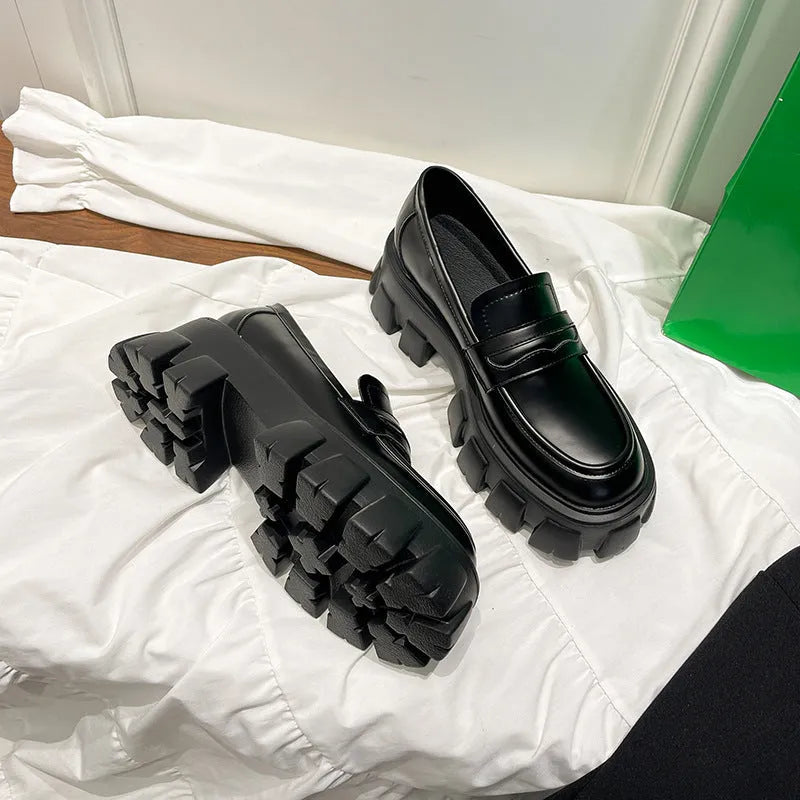 Men's wide fat foot loafers in patent leather with rubber sole and muffin base heel