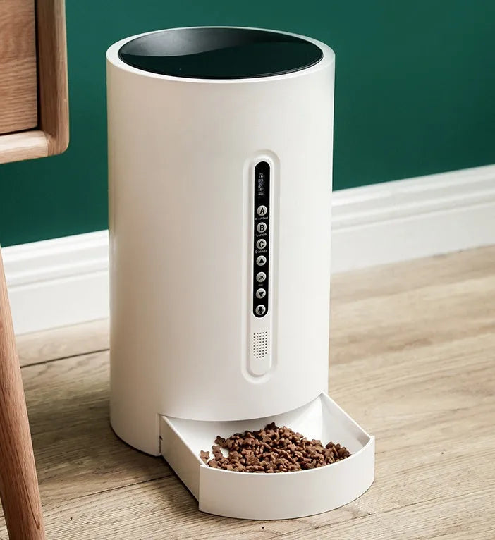 White automatic pet feeder with 4.6L capacity and timing display