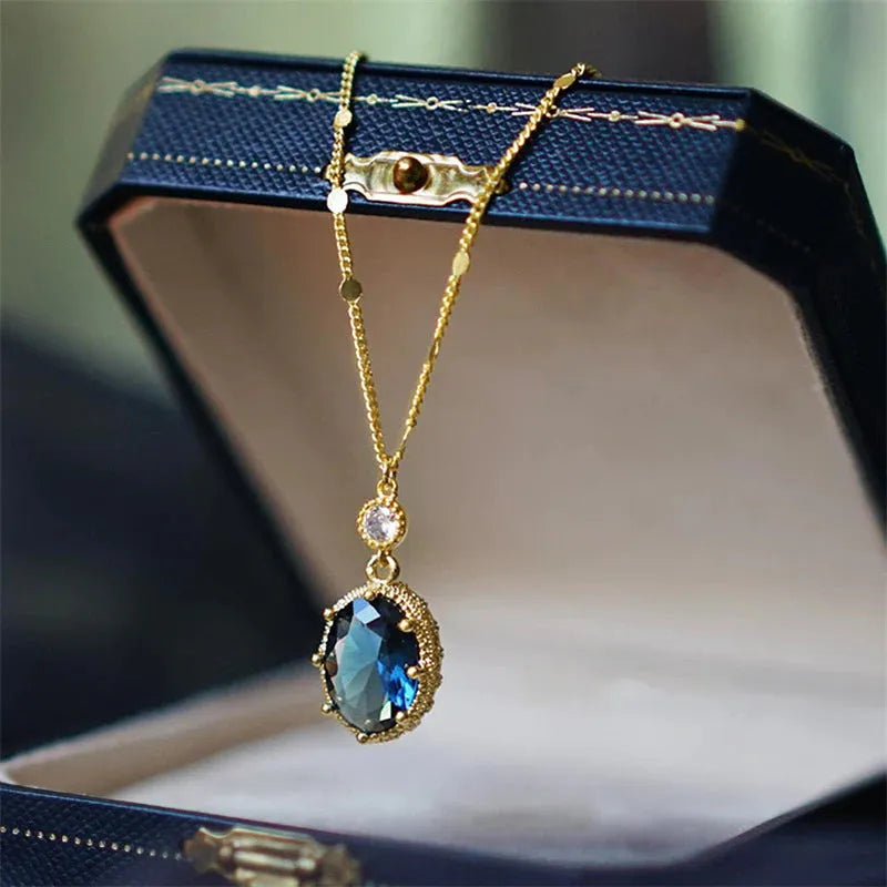 Geometric gold-coloured copper pendant necklace on a chain, French retro style.