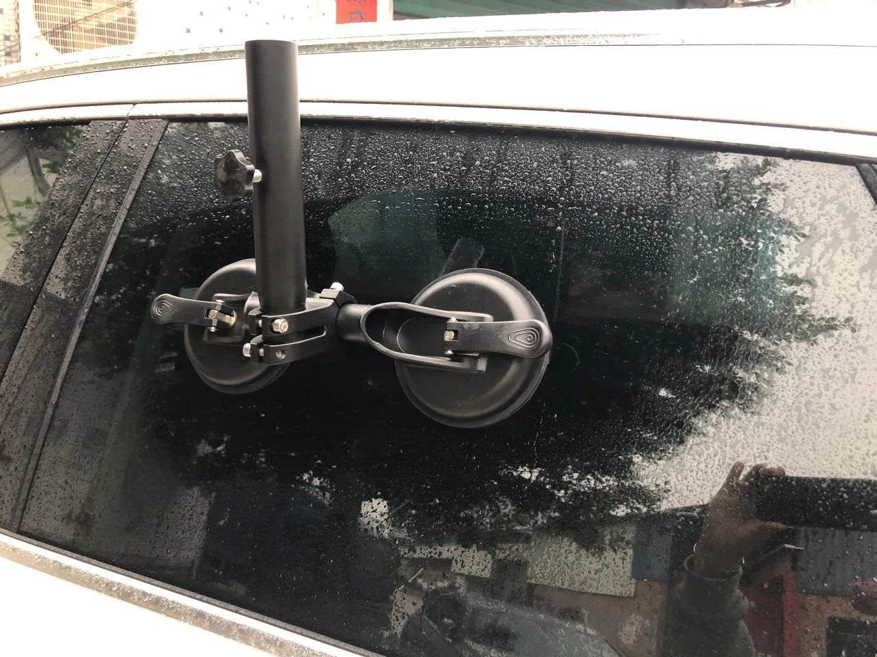 Black off-road car sucker base flagpole mount with round glass suction cup