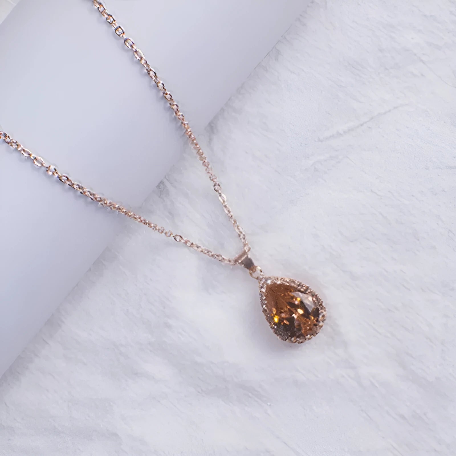 Rose gold geometric water drop pendant necklace with rhinestone inlay