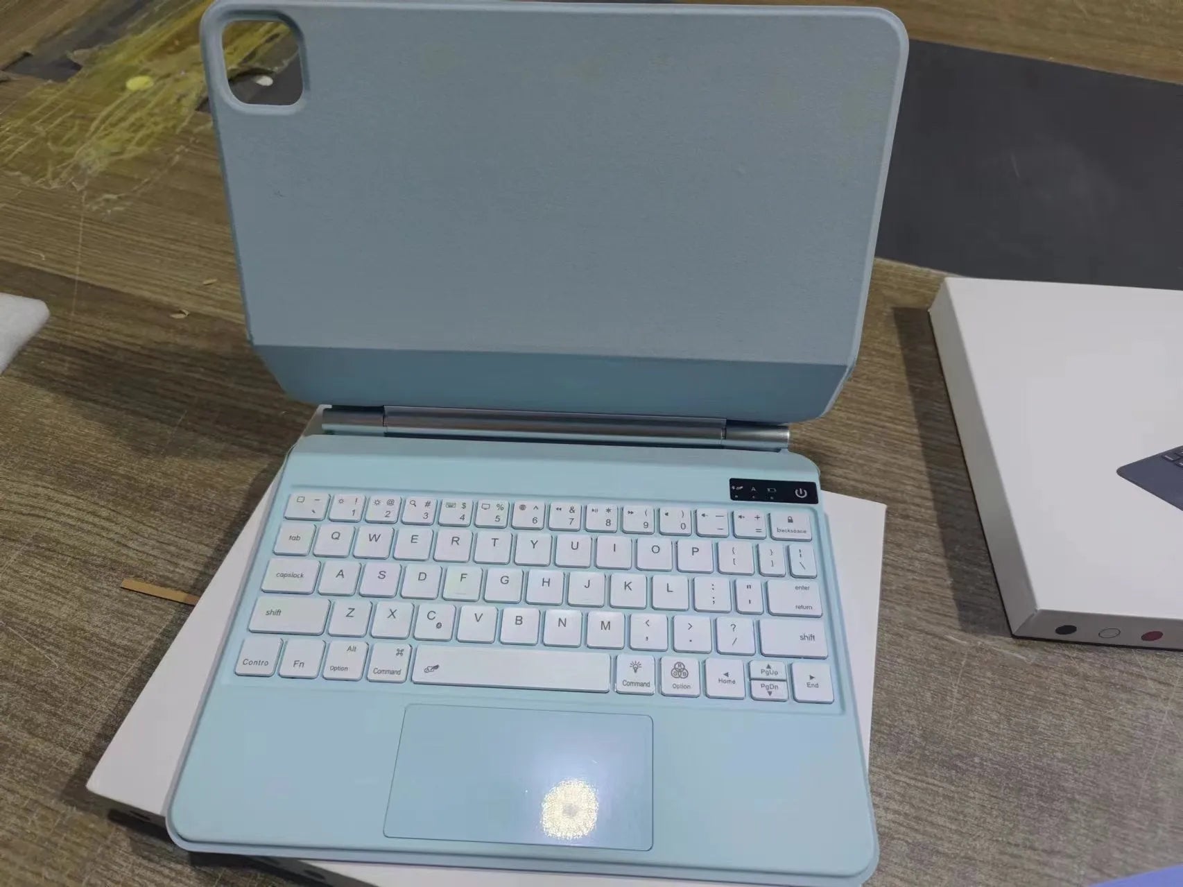 11-inch Bluetooth keyboard case for iPad with magnetic protective cover in five colour options