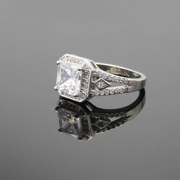 Platinum colour geometric women's ring with hollow design and inlaid zircon stone.