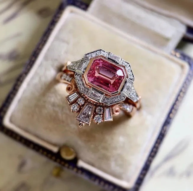 Women's retro style geometric ring in rose gold tone with ruby-coloured design element