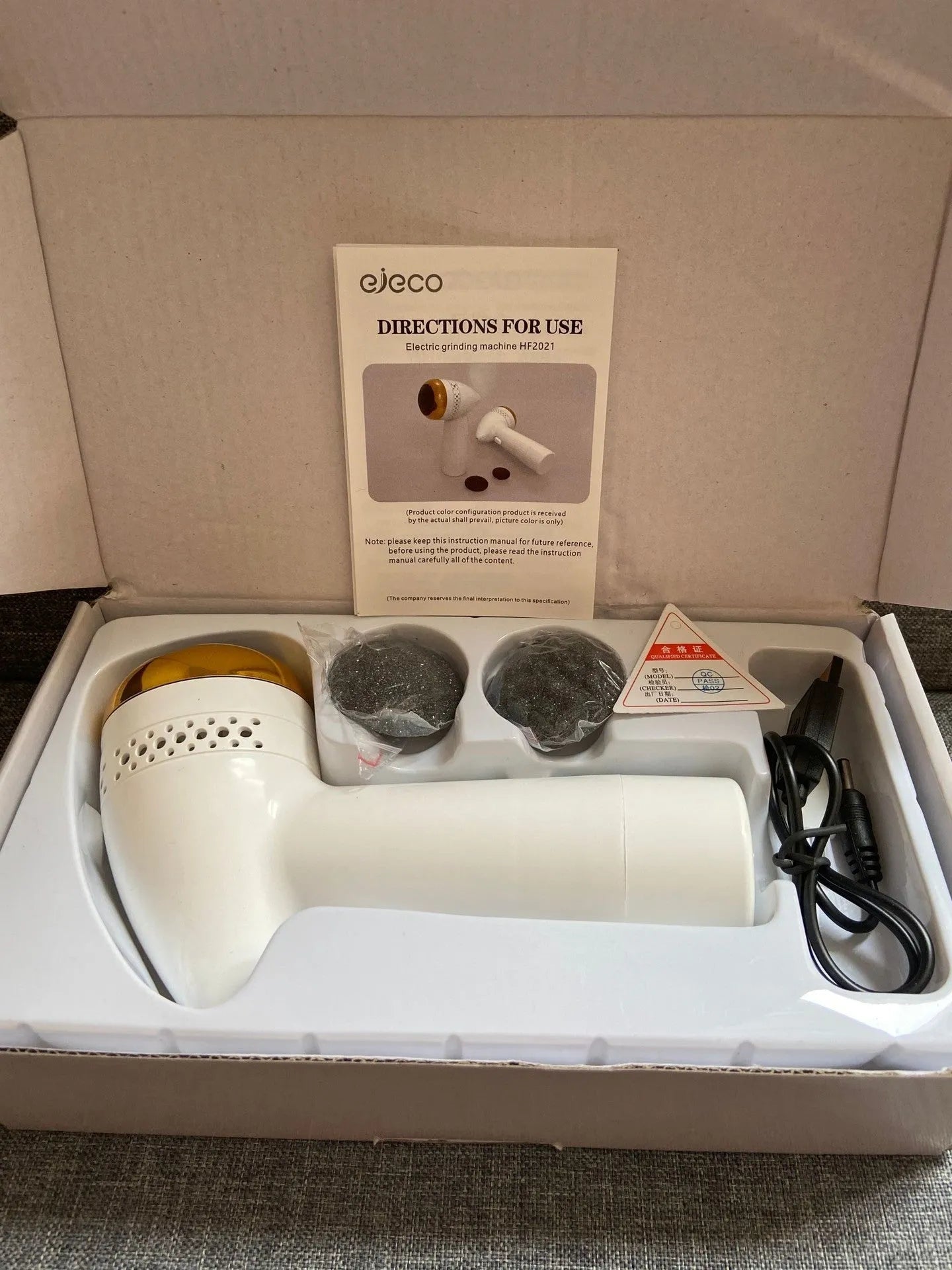 Electric vacuum foot grinder with quartz grinding head in gold and silver colour options