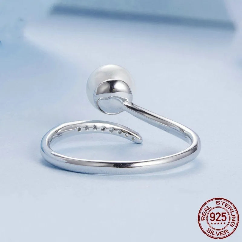 Adjustable shell pearl ring in S925 sterling silver with open-loop design