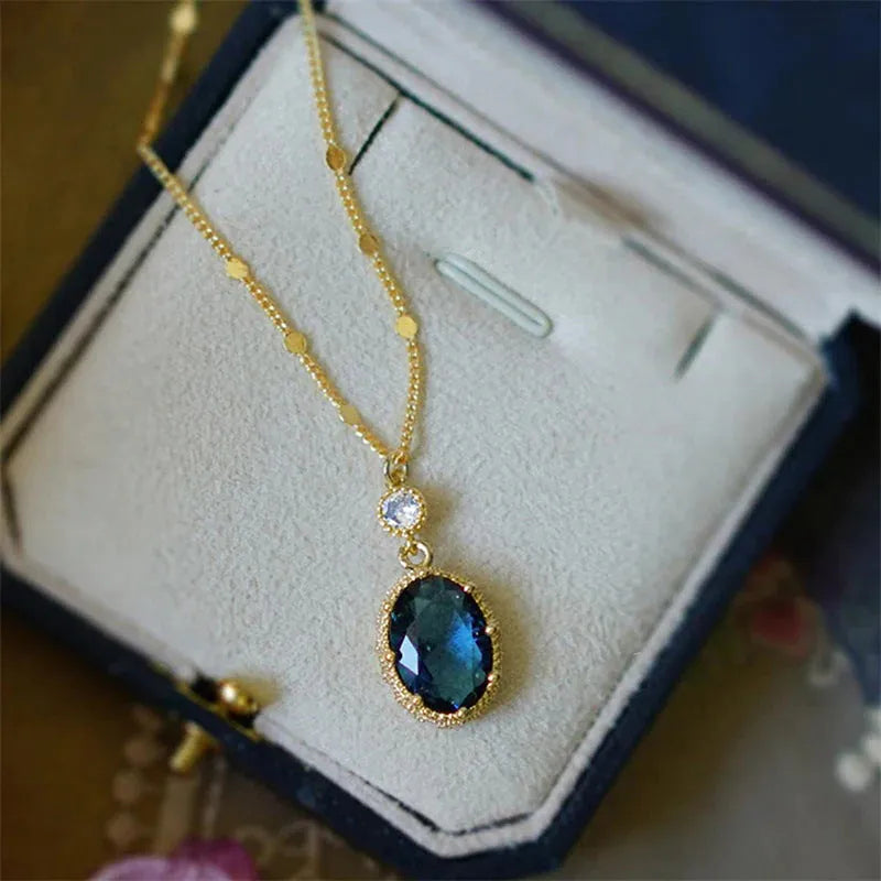Geometric gold-coloured copper pendant necklace on a chain, French retro style.