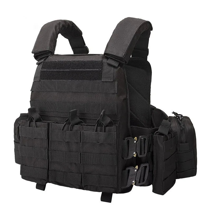 Men's camouflage tactical vest in wear-resistant polyester for outdoor training.