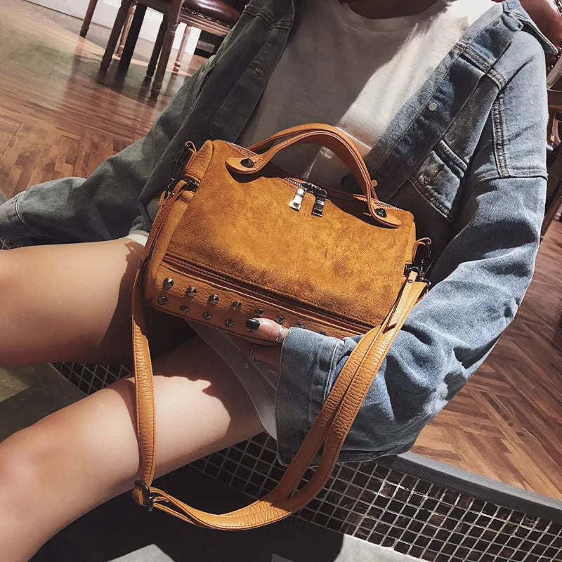 Casual large tote shoulder bag for women in soft PU leather, black colour, smooth zipper, high-quality hardware