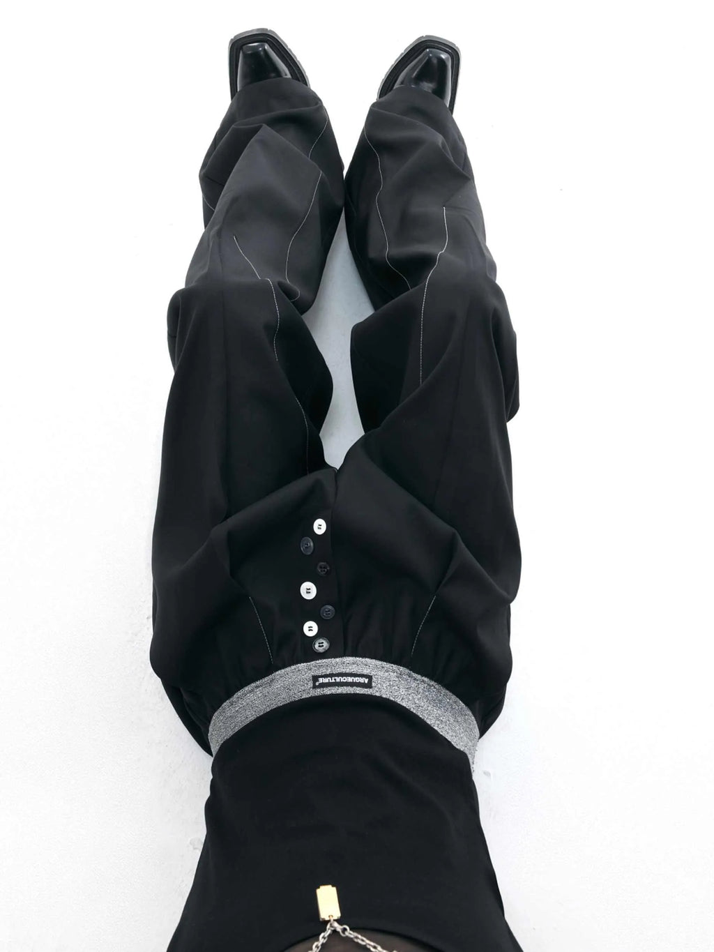 Straight-leg high-waist trousers with button front closure in black colour