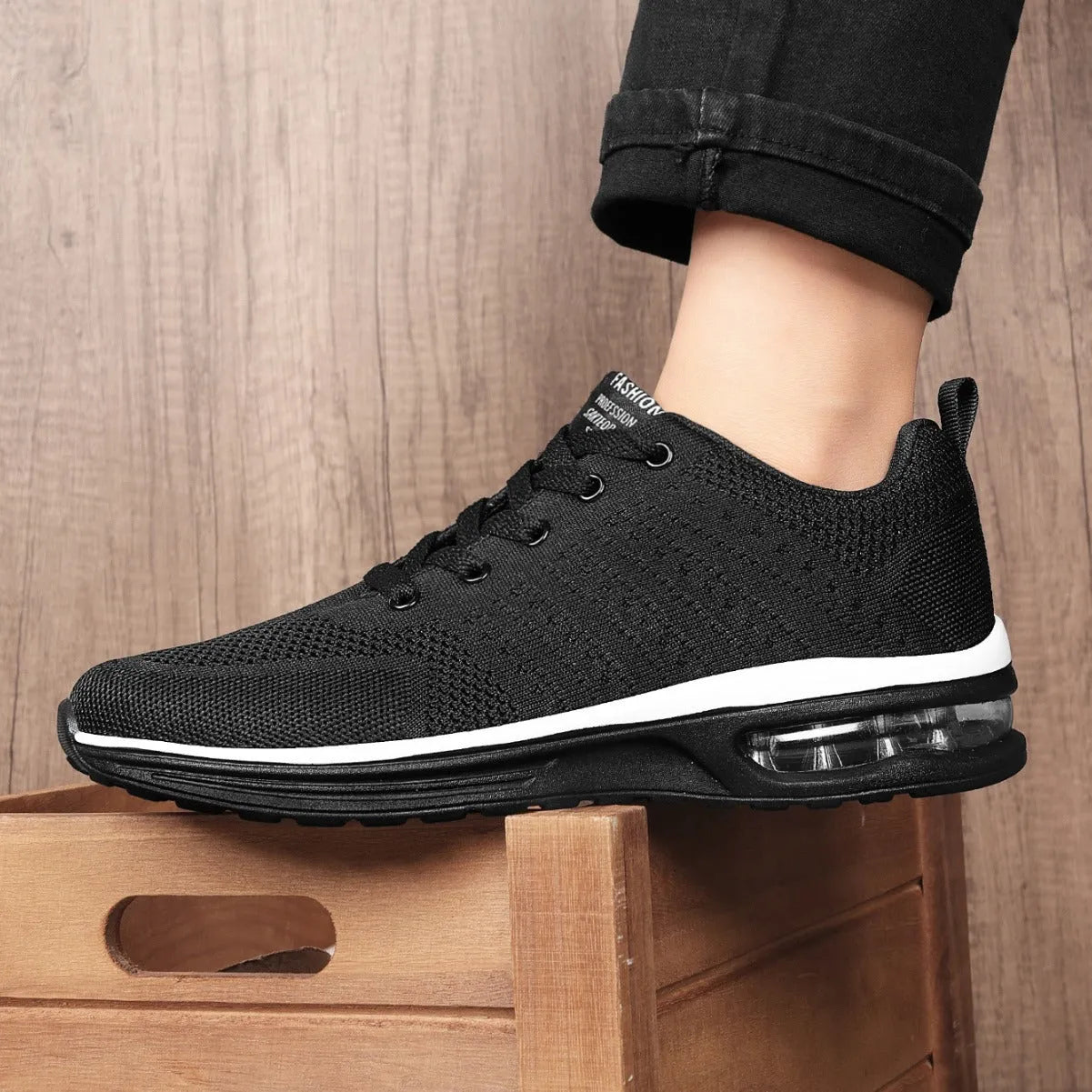 Flyknit mesh running shoes in multiple colours with round toe design and PU soles