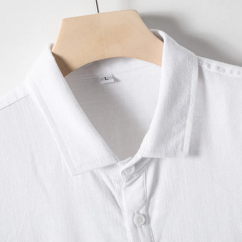 Man wearing a solid colour linen-look T-shirt with short sleeves and a loose fit.