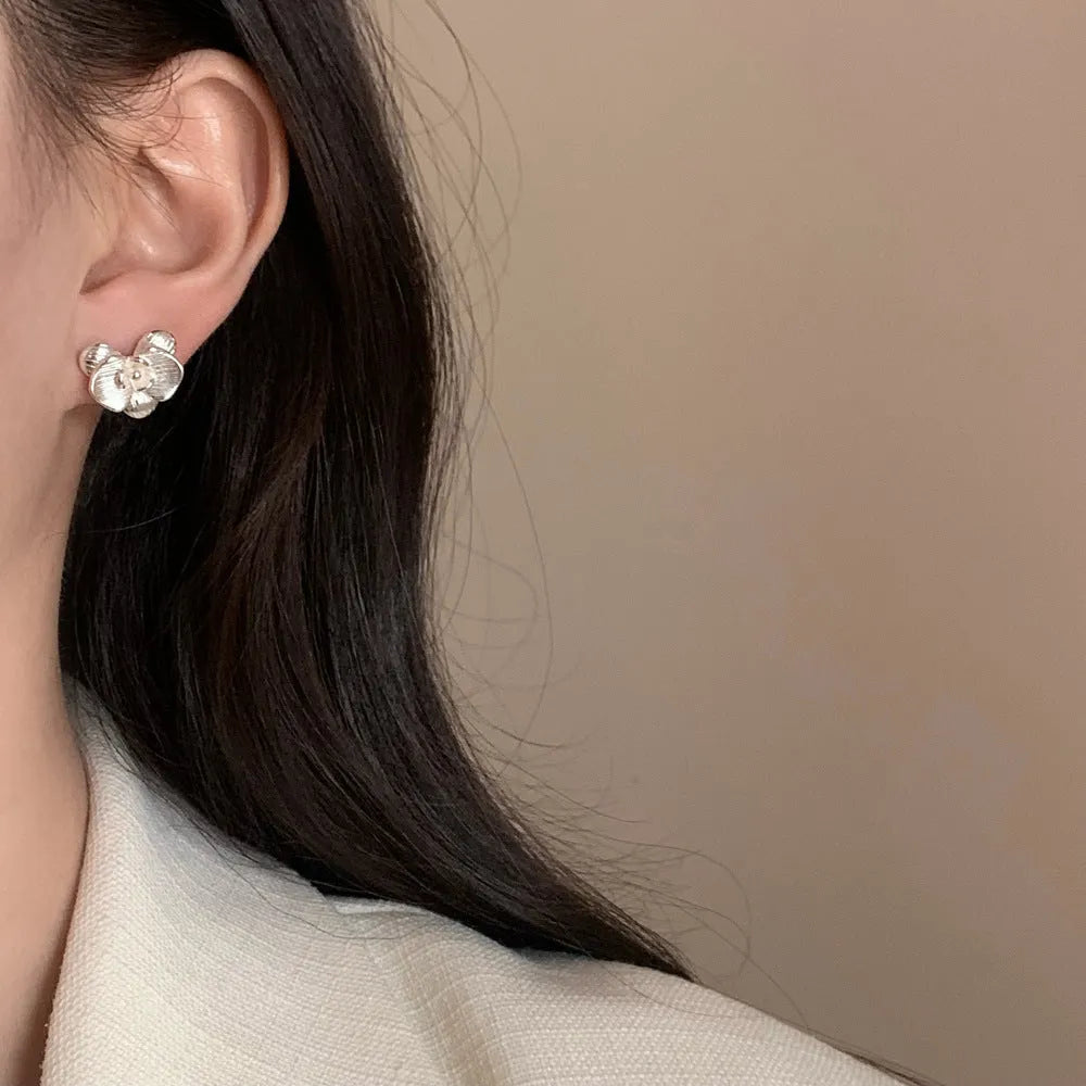 Retro flower-shaped drop earrings for women in gold or silver electroplate with petal detailing.