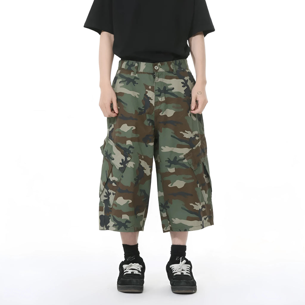 Men's camouflage wide leg cotton jeans with cargo pocket and side stitching detail