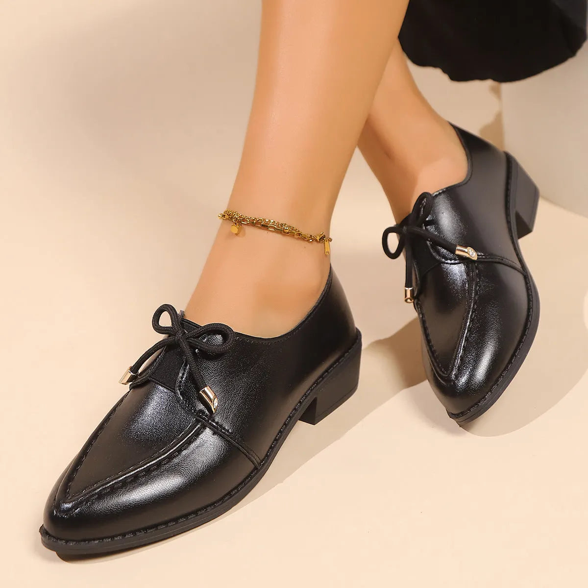 Women's pointed-toe PU slip-on shoe with a decorative bow on a rubber sole.