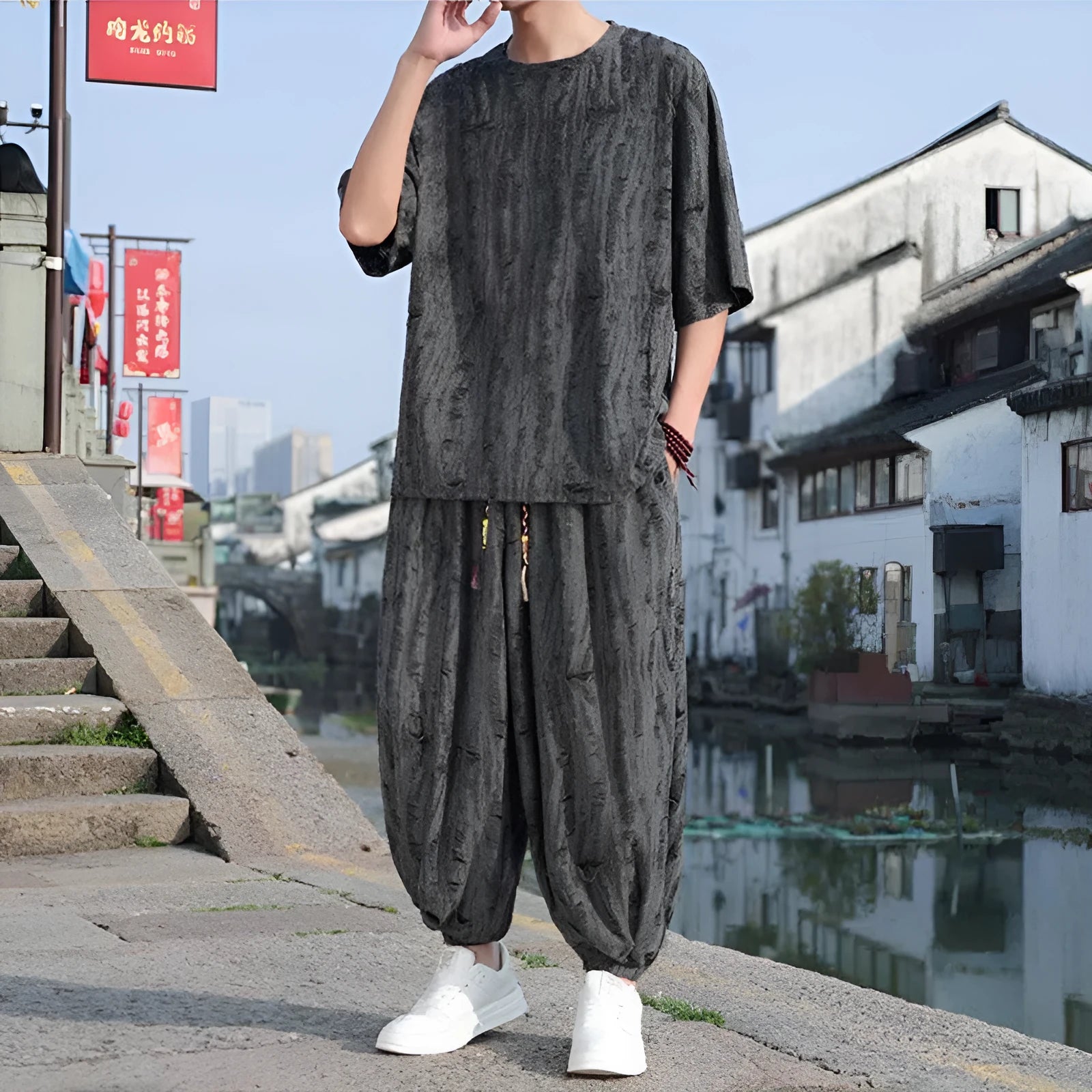 Men's loose two-piece summer suit set with thin short-sleeved top and cropped trousers in black or grey