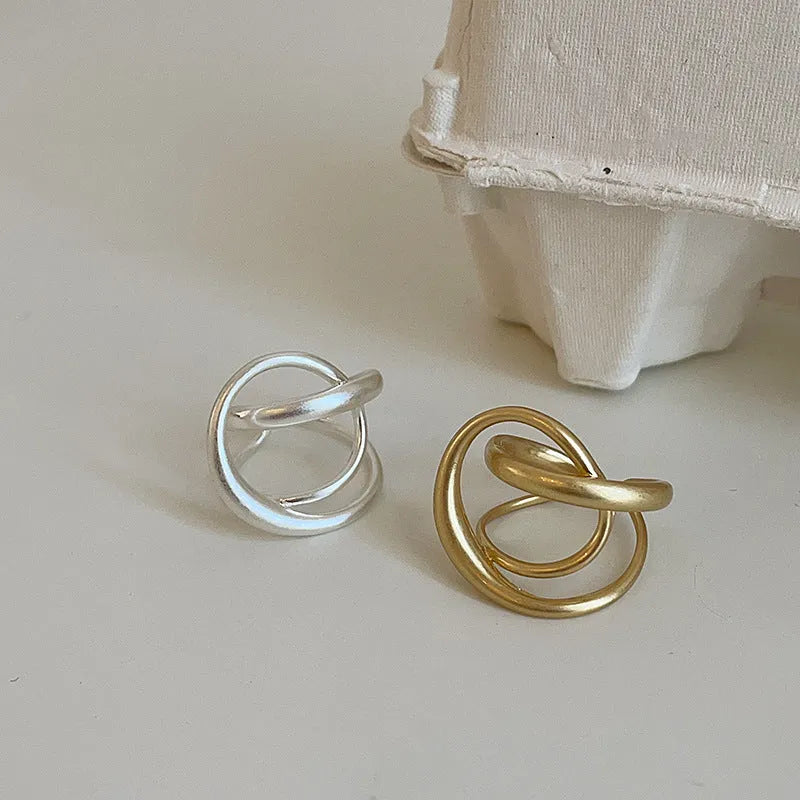Women's geometric open ring with 3D interlaced pattern in matte metal with gold plating