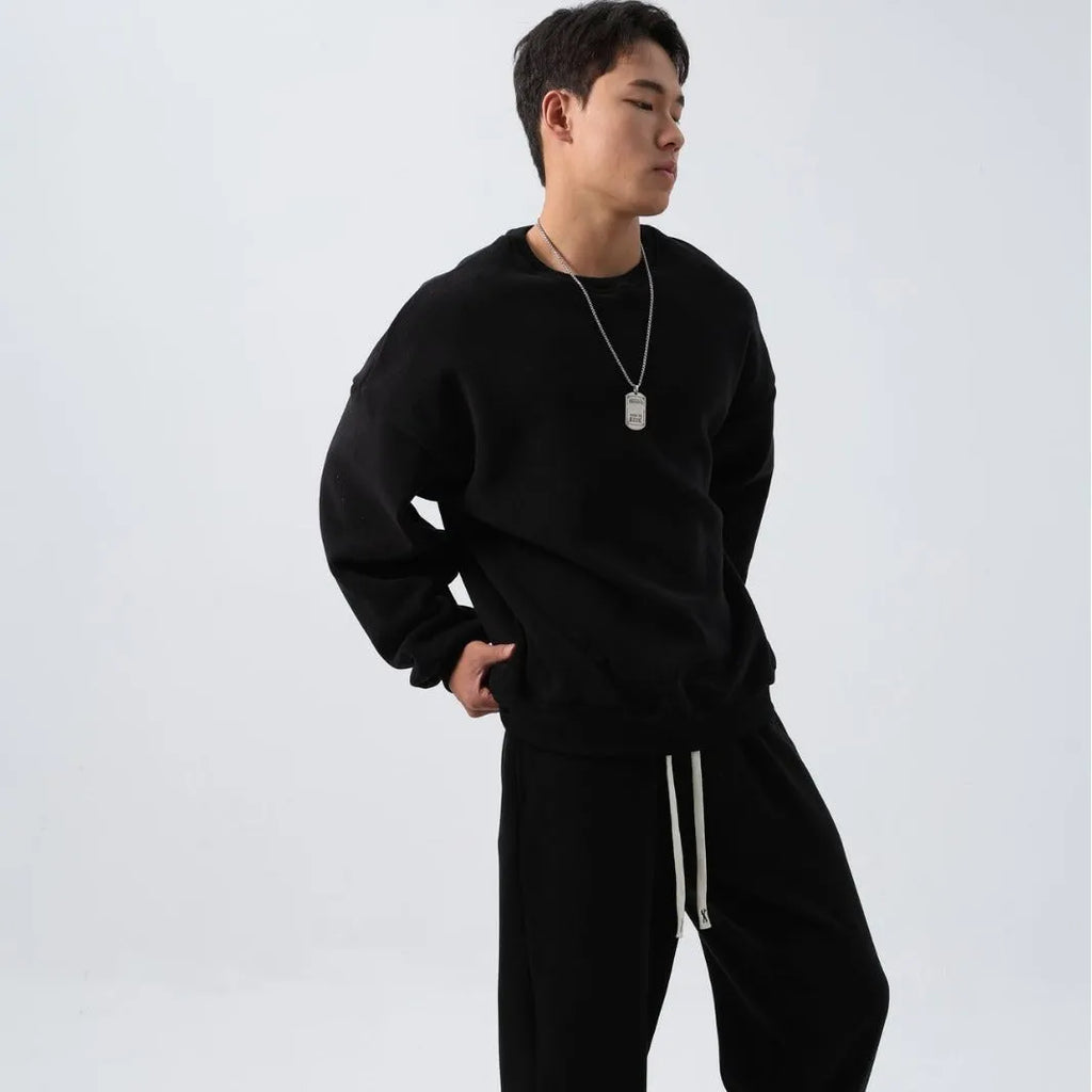 Man wearing a men's army green polar fleece sports suit with long sleeve coat and loose padded trousers.