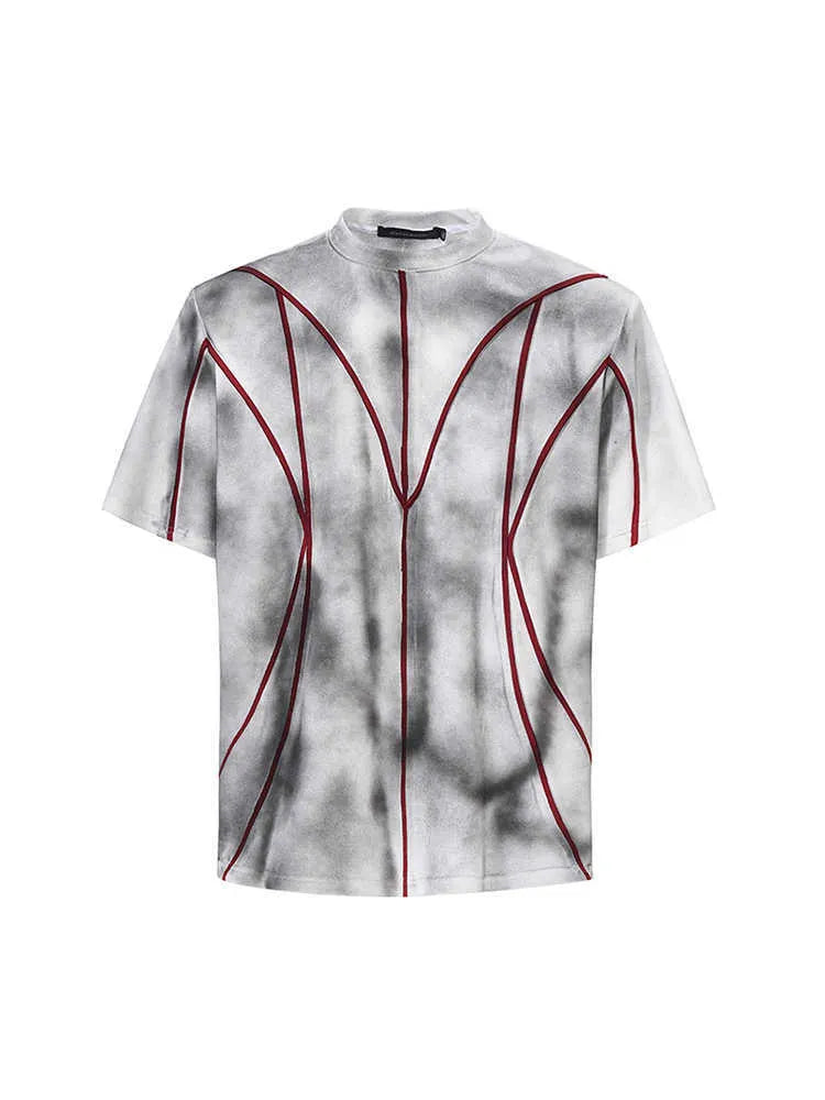 Padded shoulder short sleeve T-shirt with three-dimensional line patchwork detail at shoulders
