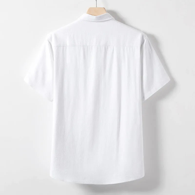 Man wearing a solid colour linen-look T-shirt with short sleeves and a loose fit.