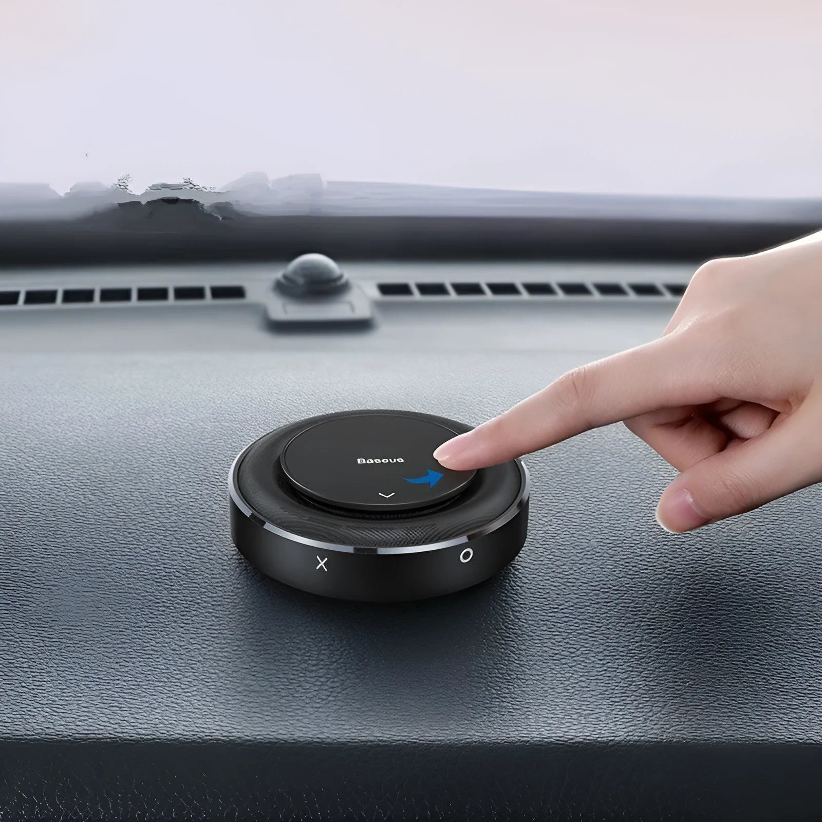 Round aluminium alloy car fragrance diffuser in black, red, or silver with aromatherapy tablets.