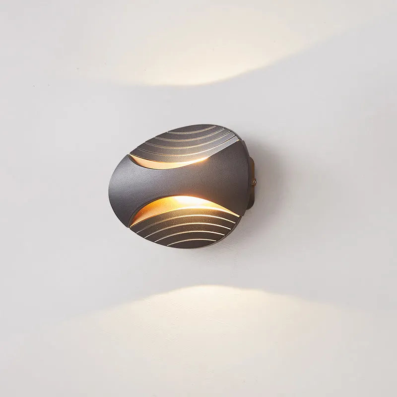 Modern minimalist wall lamp in aluminium with IP65 rating, showing colour temperature options.