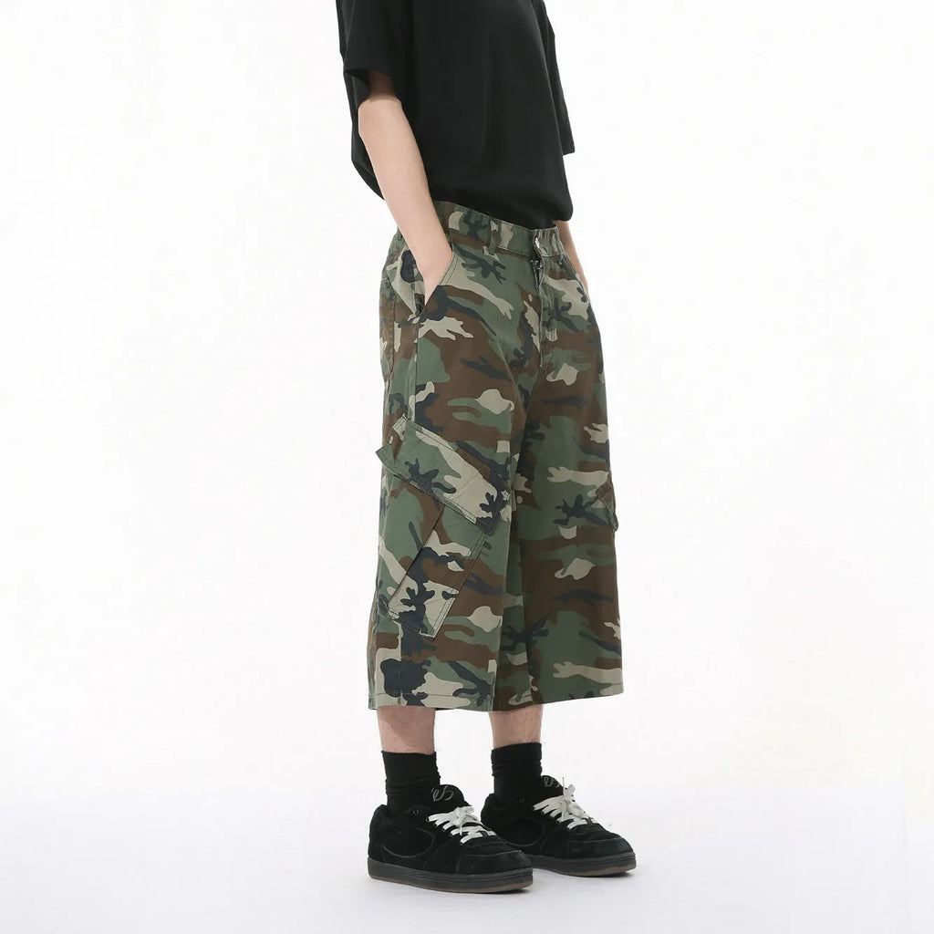 Men's camouflage wide leg cotton jeans with cargo pocket and side stitching detail