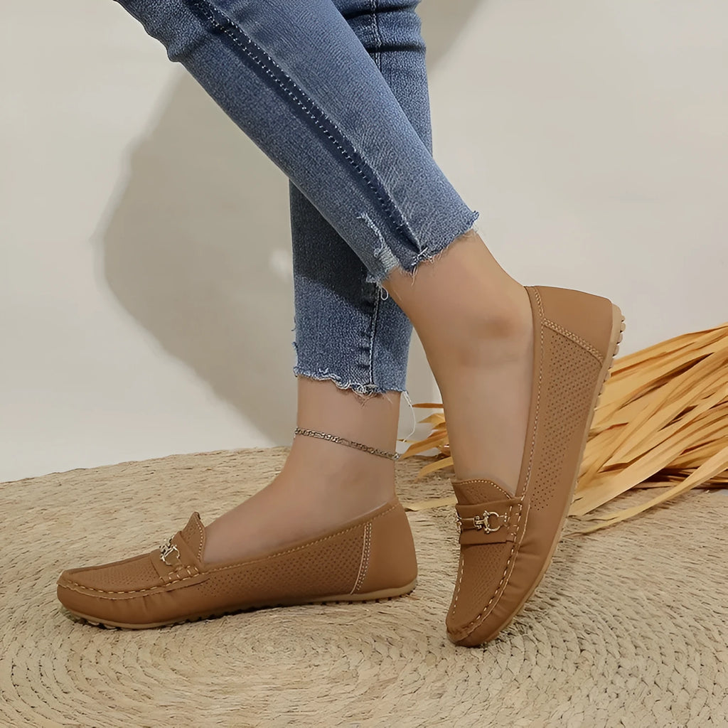 Women's flat casual shoe in artificial PU, available in white, black, and khaki colours.
