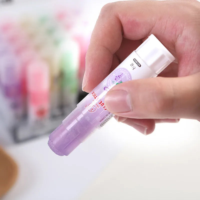 Jelly solid glue with fruit fragrance measuring 8.5cm long in random colours