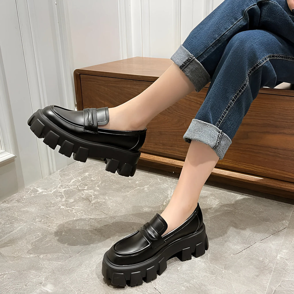 Men's wide fat foot loafers in patent leather with rubber sole and muffin base heel