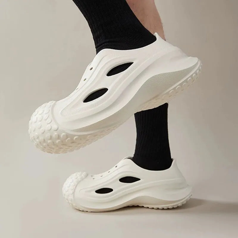 Fashion thick-soled EVA clogs slippers in black for women and men, non-slip indoor outdoor beach shoes with wrapped toe
