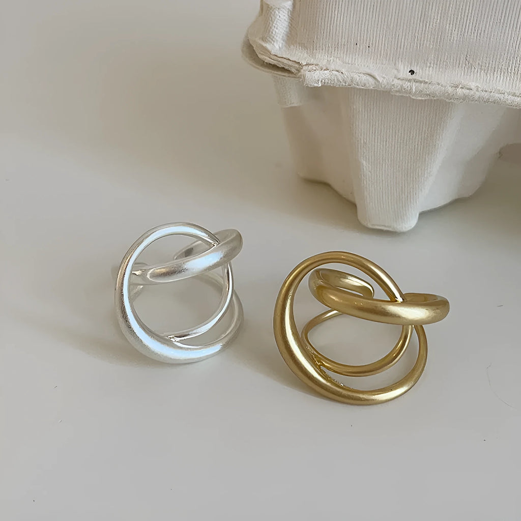 Women's geometric open ring with 3D interlaced pattern in matte metal with gold plating