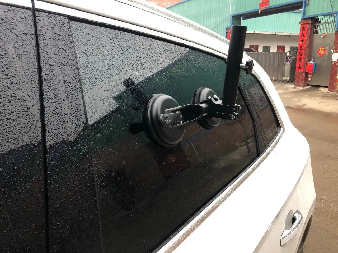 Black off-road car sucker base flagpole mount with round glass suction cup