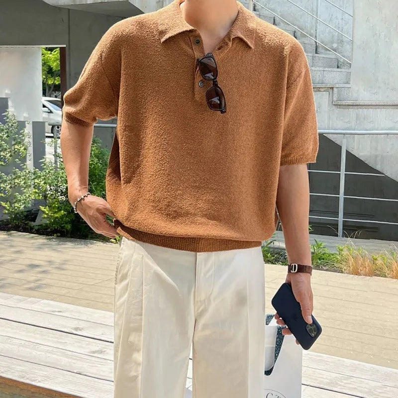 Men's caramel-colour retro knitted polo shirt with short sleeves and loose fit.
