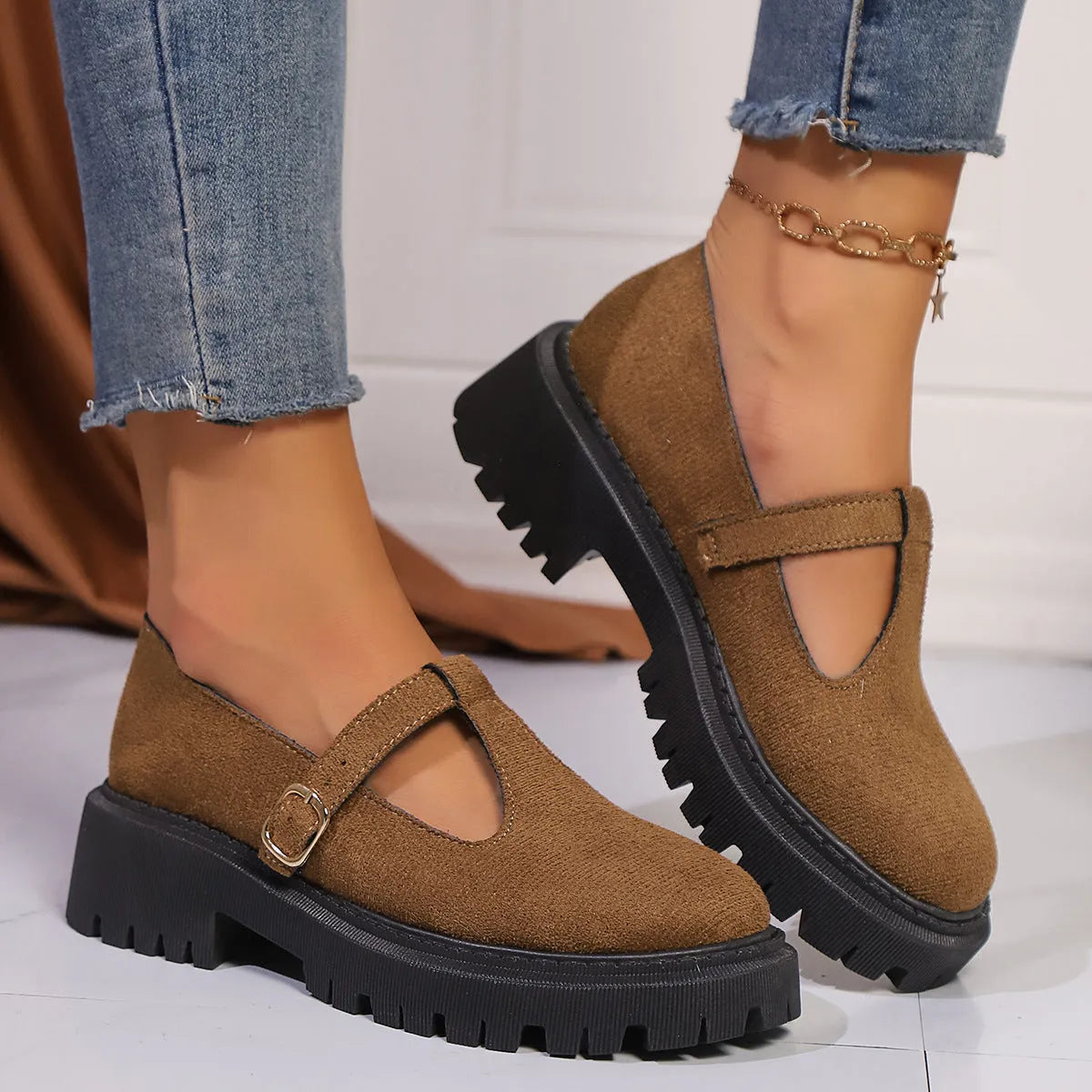 Women's thick bottom retro shoes in suede with buckle fastening and rubber sole, black platform colourway