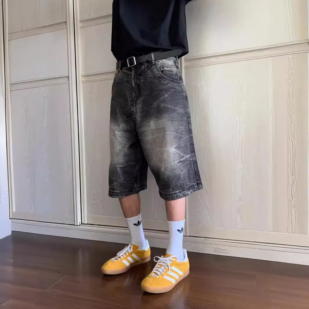 Men's loose washed denim shorts with straight-leg cropped design in retro style
