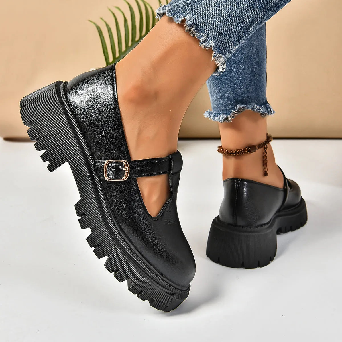 Women's thick bottom retro shoes in suede with buckle fastening and rubber sole, black platform colourway