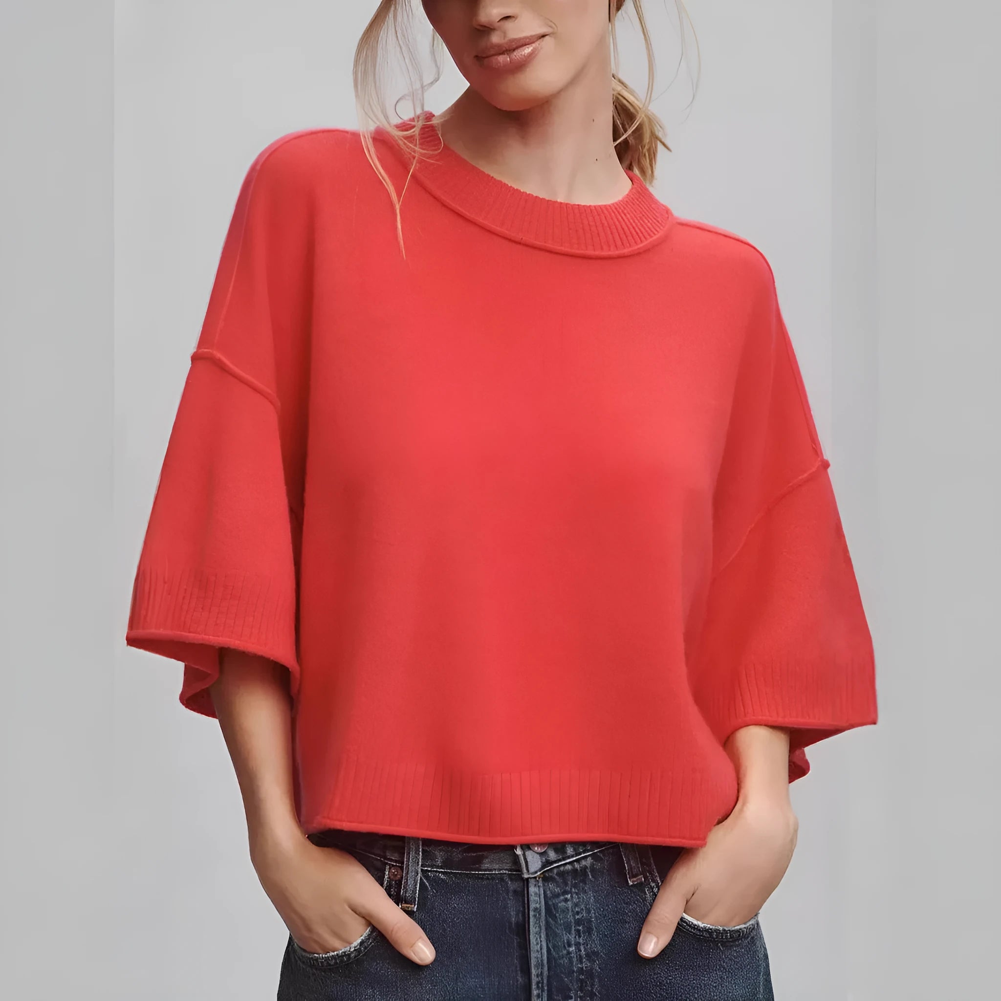 Red or white short T-shirt with exposed navel design in viscose fibre fabric